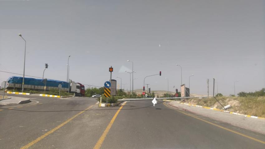 Direk Devrildi Yol Trafiğe Kapandı