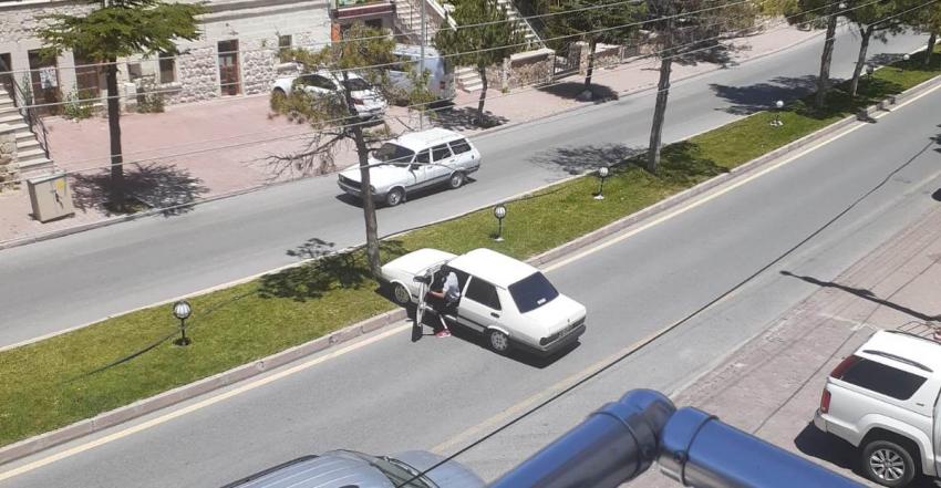 Seyir halindeki araç refüje çıktı