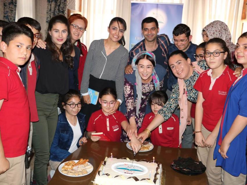 'Aşk ve Mavi' Dizi Setinde Hasibe İle Kitap Okuma Etkinliği Düzenlendi